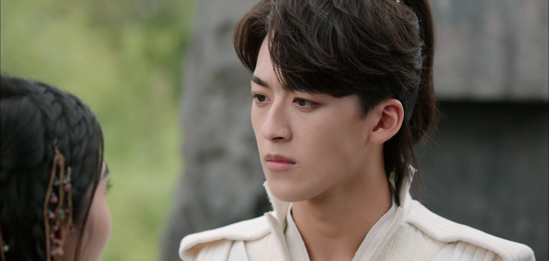 突然发现，《斗破苍穹》里面，小医仙的扮演者，侧脸有点刘亦菲的意思啊。

当然最关