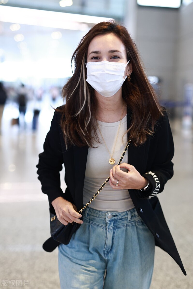 卢靖姗带女儿现身上海机场，是非风穿搭高雅随性，网友：女神！