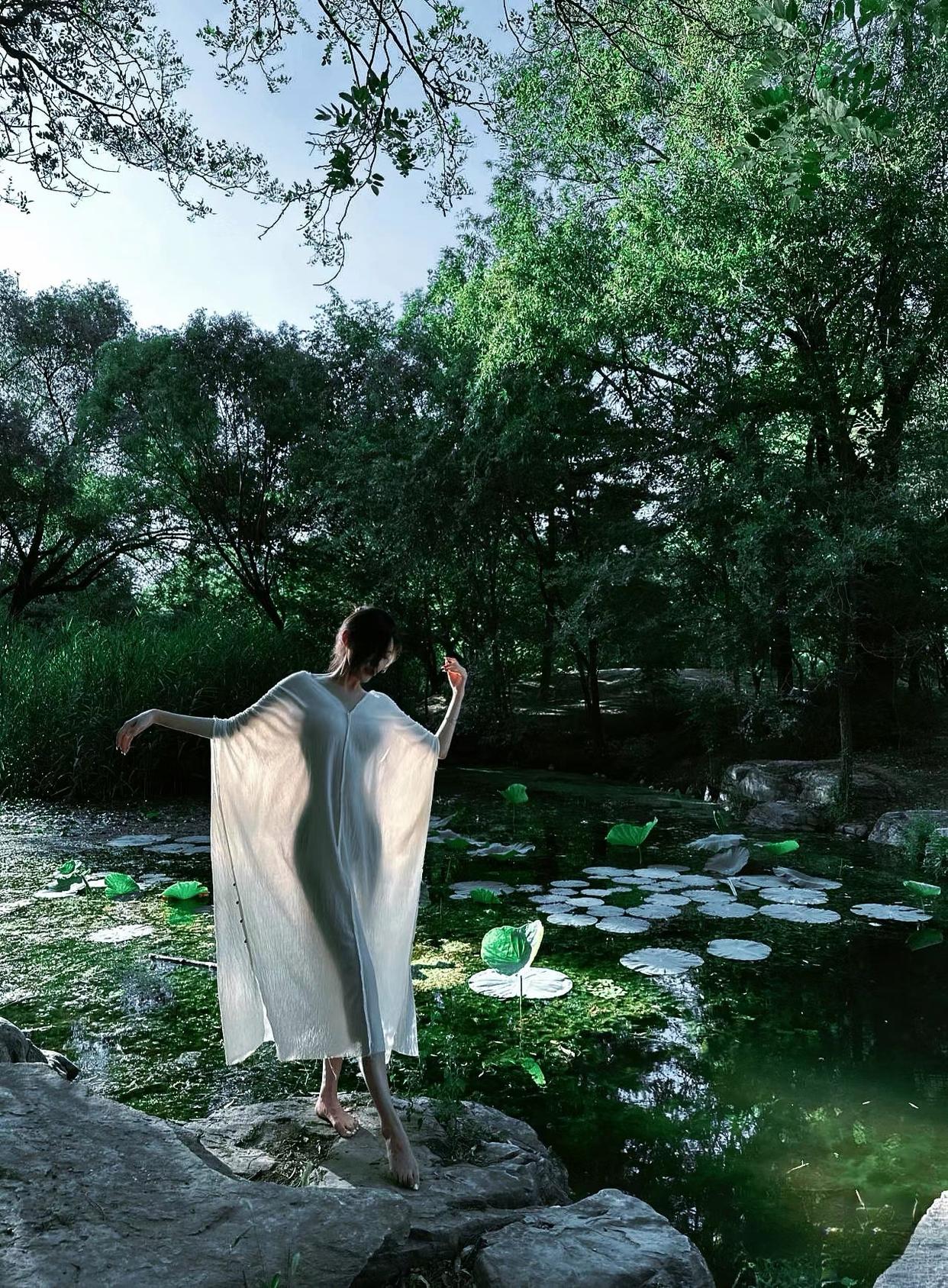 这张照片的艺术成分很高，既有自然的美景，也有人物姿态曲线的朦胧美，将光影的美感提