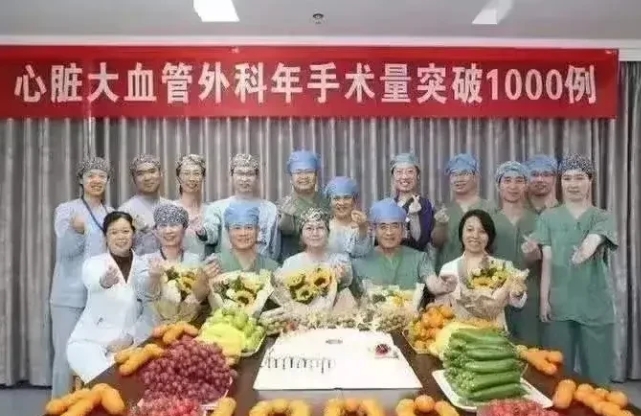 医院本来是救死扶伤的地方，
以前的医生说但愿人间无病痛，
宁可架上药生尘，
现在