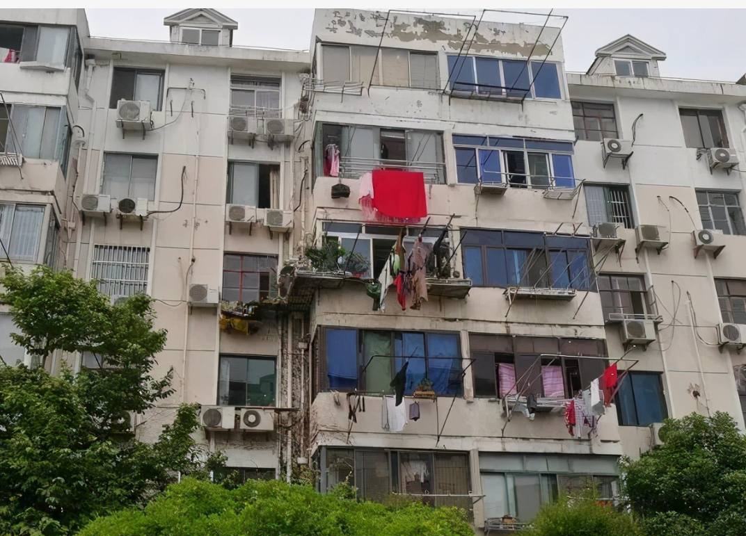 第一批高层住宅小区已经开始贫民化，你是无法想象环境有多么恶劣。我家对面的高层大概