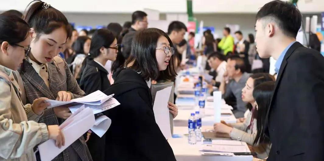 央企宣布新招聘标准！本科生和专升本不再考虑，网友热议
央企宣布新招聘政策，本科生