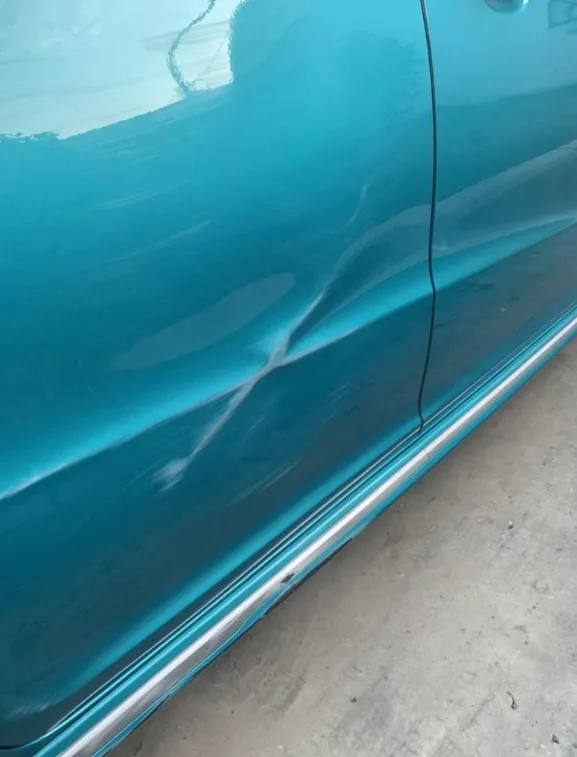 借同事的新车，不小心刮伤了车子，我心里不好受，给同事转了2000元修理费，同事收