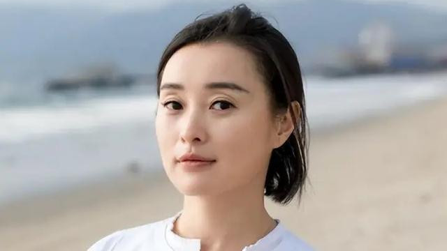 与陈建斌恋爱5年被分手，今50岁仍单身一人，在另一条路越走越顺