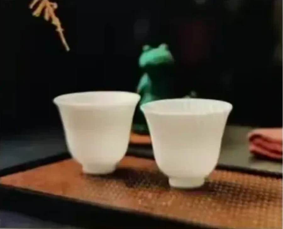 我堂妹用了两年考公，今年走运好不容易考入市公务员，在税务局上班，8月底去单位报道