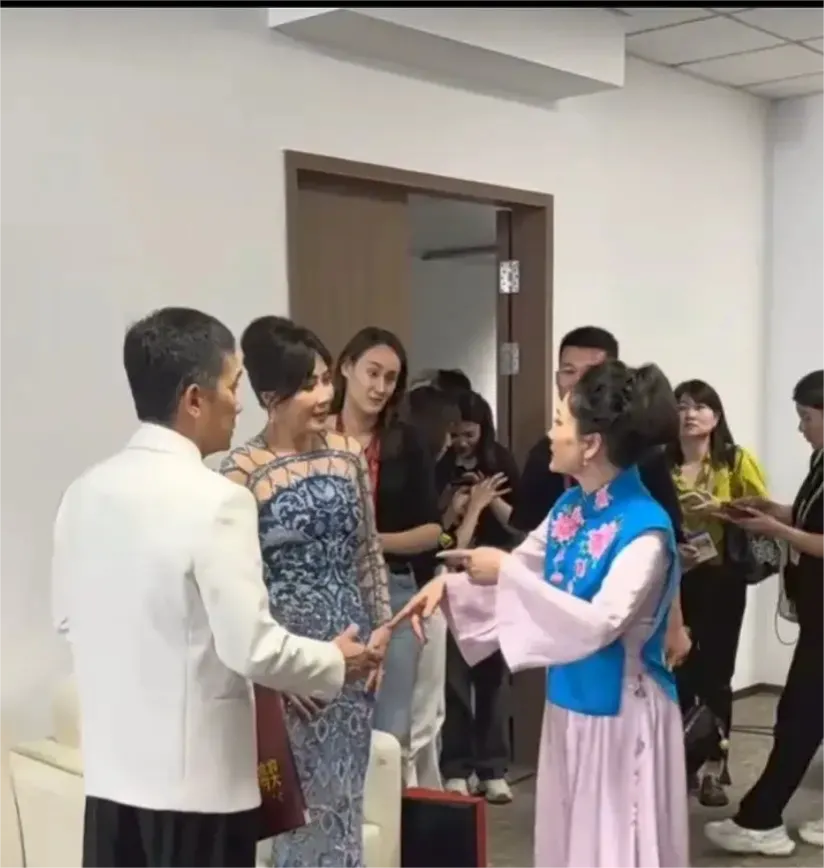 金鸡电影节后台，刘嘉玲给梁朝伟介绍何赛飞，当何赛飞说跟他合作过《色戒》时，梁朝伟