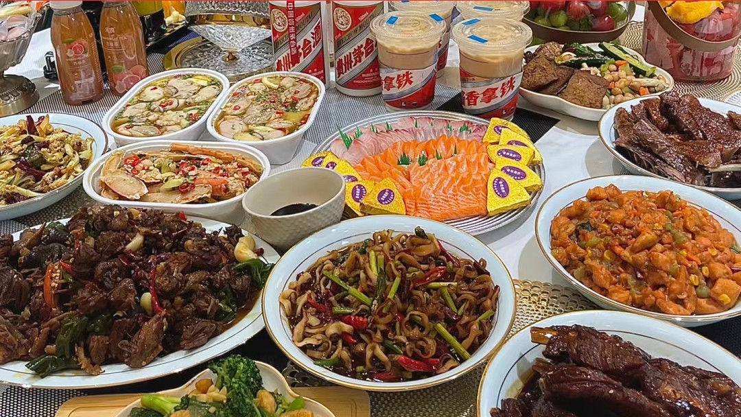 浙江杭州，一女子参加同学聚会，点了26道菜，喝了6瓶茅台