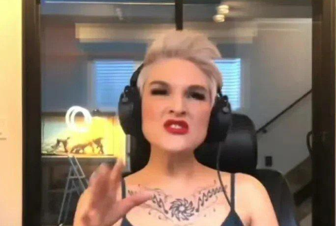 一位外国声乐老师通过毒舌评价华晨宇：“我不得不吐槽这个歌手喔，人家现场用了修音软