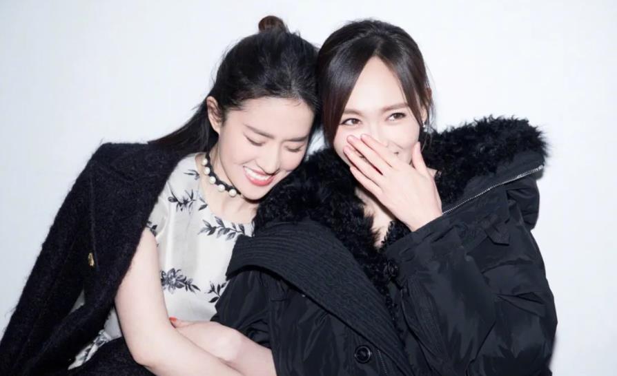 演员唐嫣与刘亦菲的友谊已经有10年之久，她们曾一起在电影《露水红颜》中饰演闺蜜，