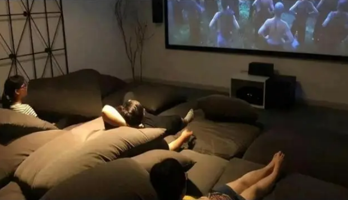 湖北“女仆影院”内幕曝光，300元一小时的沉浸式体验引发网友热议。
据报道，这家