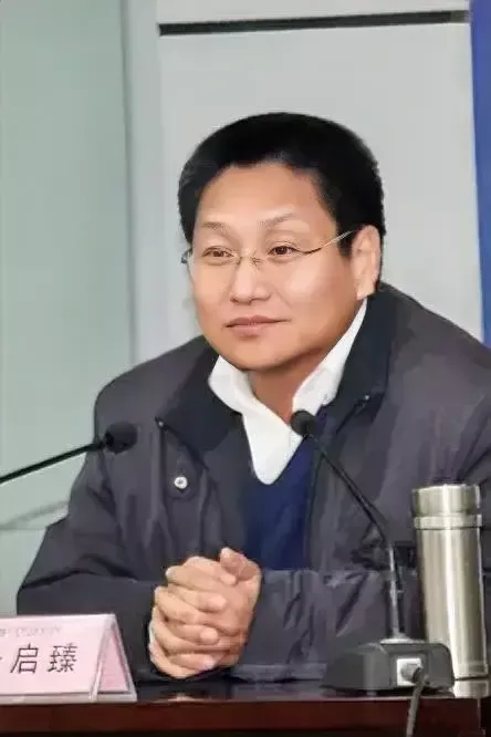 大家记住他，朱启臻，现任中国农业大学农民问题研究所所长，农民应该办理浇地证，否则