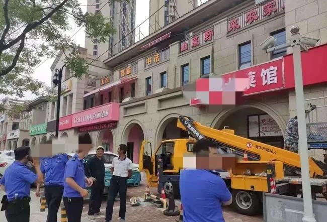
辽宁沈阳，一饭店未按照城管要求安装统一格式的门头，被城管局责令限期改正，并罚款
