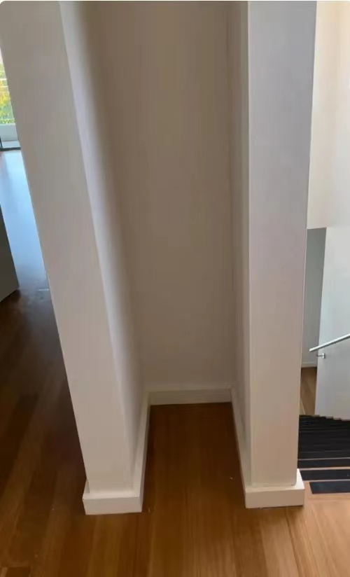 买房的时候，看到这么个小空间，根本就没办法利用！就提出疑问！

没想到开发商却说