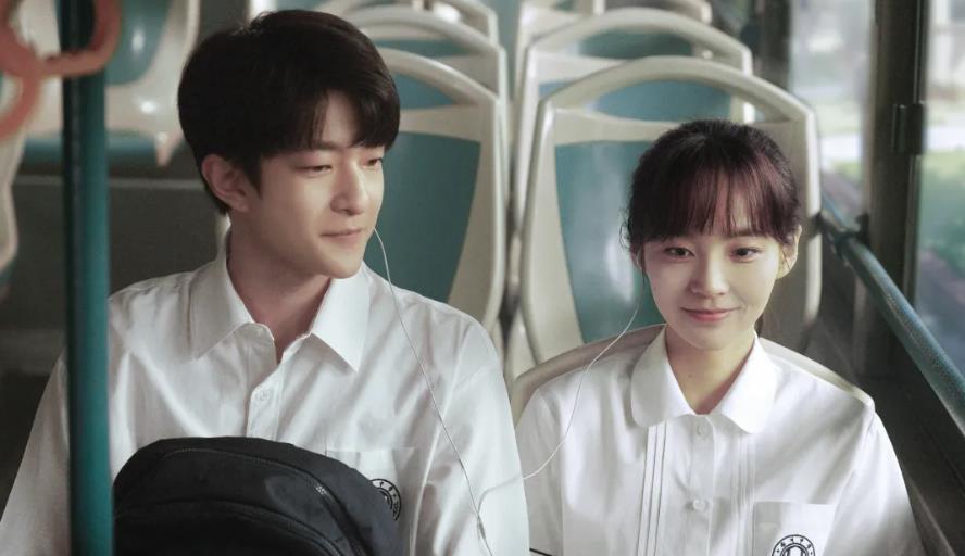 由《一闪一闪亮星星》改编的电影在首日预售成绩和退票率都远超其他电影，这也让一些观