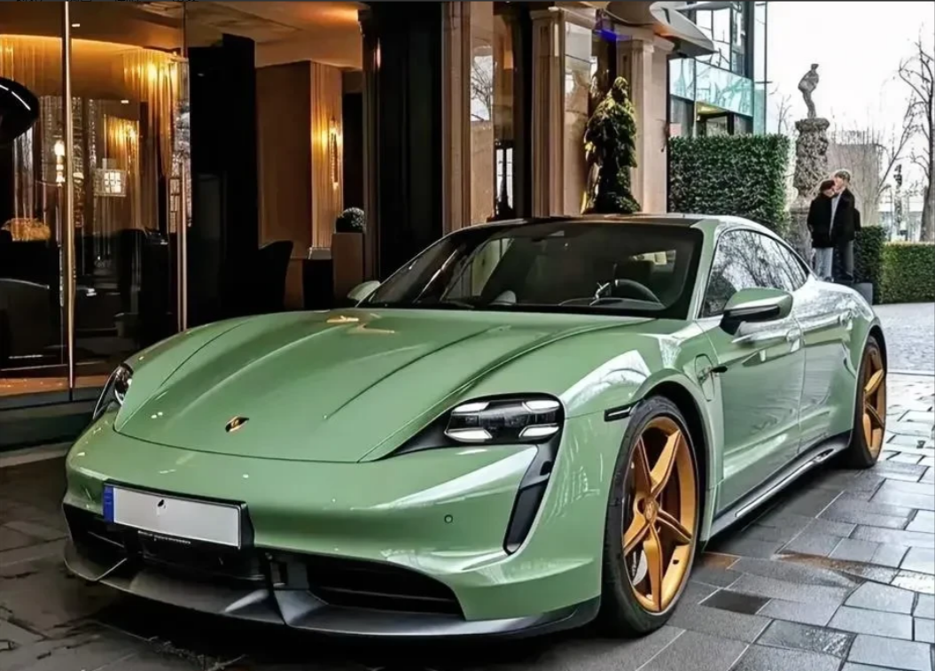 最近打算买车，同事建议我不要买纯电车。我跟同事说，现在的年轻人都选择了电动车，路