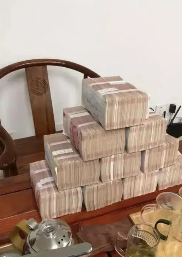 中纪委披露医疗腐败大案：一台仪器回扣1600万，主任回扣100万起。而且已经是普