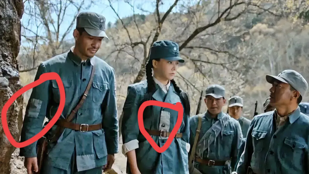 大家仔细看，这部剧的导演也太大意了吧！
真是不知道怎么想的，衣服补丁都是在不容易