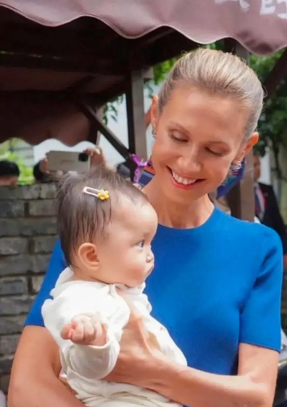 同样是第一夫人差距咋就这么大呢？两位第一夫人抱孩子的瞬间被随行新闻摄影师给拍下来