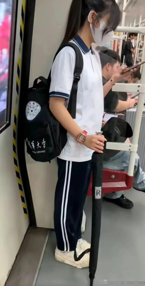 穿戴一套房的地铁女孩，让评论区炸了锅！
地铁女孩一身行头:劳斯莱斯的伞、理查德米