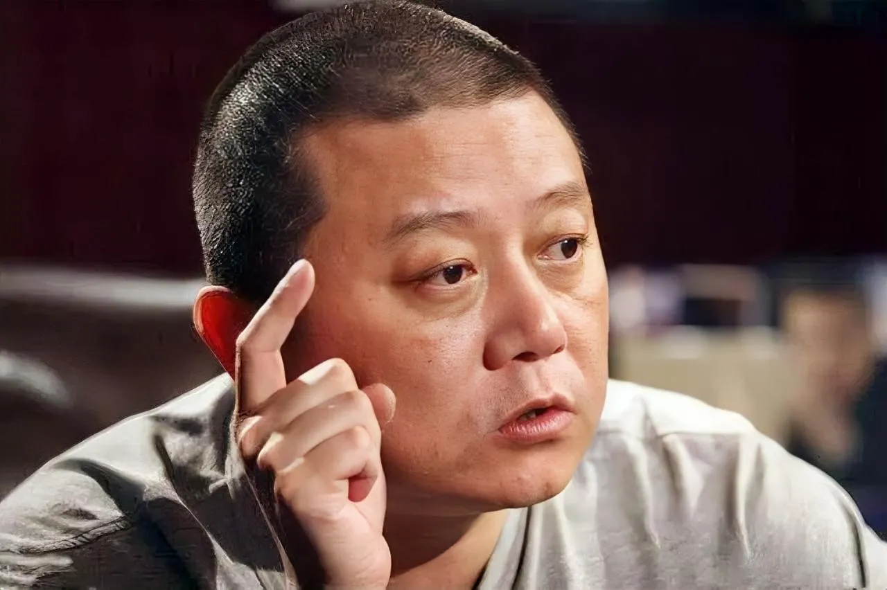 王朔说：“保安的朋友圈，大多都是保安；老师的朋友圈，大多都是高学历的同行；官员的