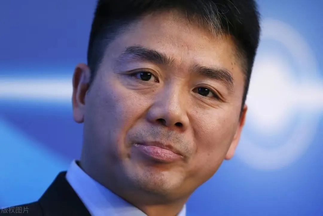 近日，刘强东给宿迁老家的 1300 户村民购买了羽绒服和年货。有网友发现，刘强东