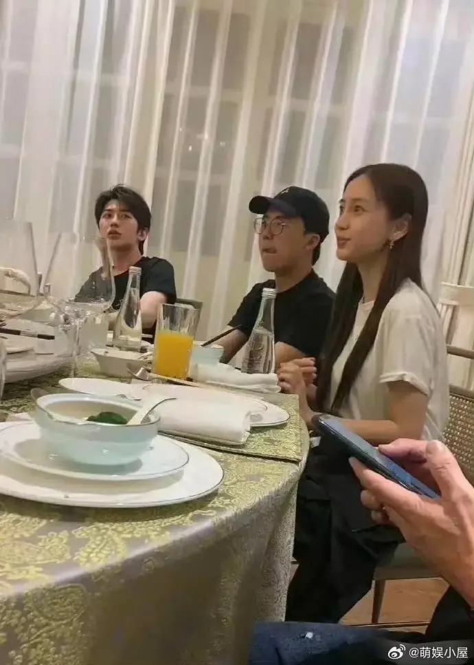 原来女明星饭局上是都是素颜啊
