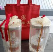 “我糊涂啊”！拎着2瓶五粮液去领导家，不料甲方的李总也在，为避免尴尬，我改口说：