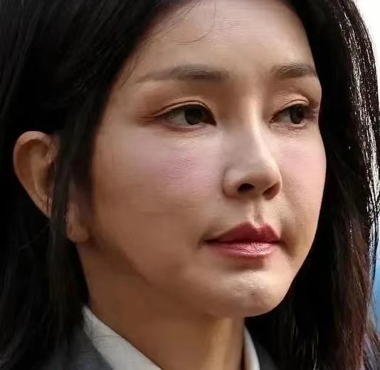 韩国第一夫人金建希的外貌在英国引起了一些轰动，每日邮报对她的外貌毫不留情地进行了