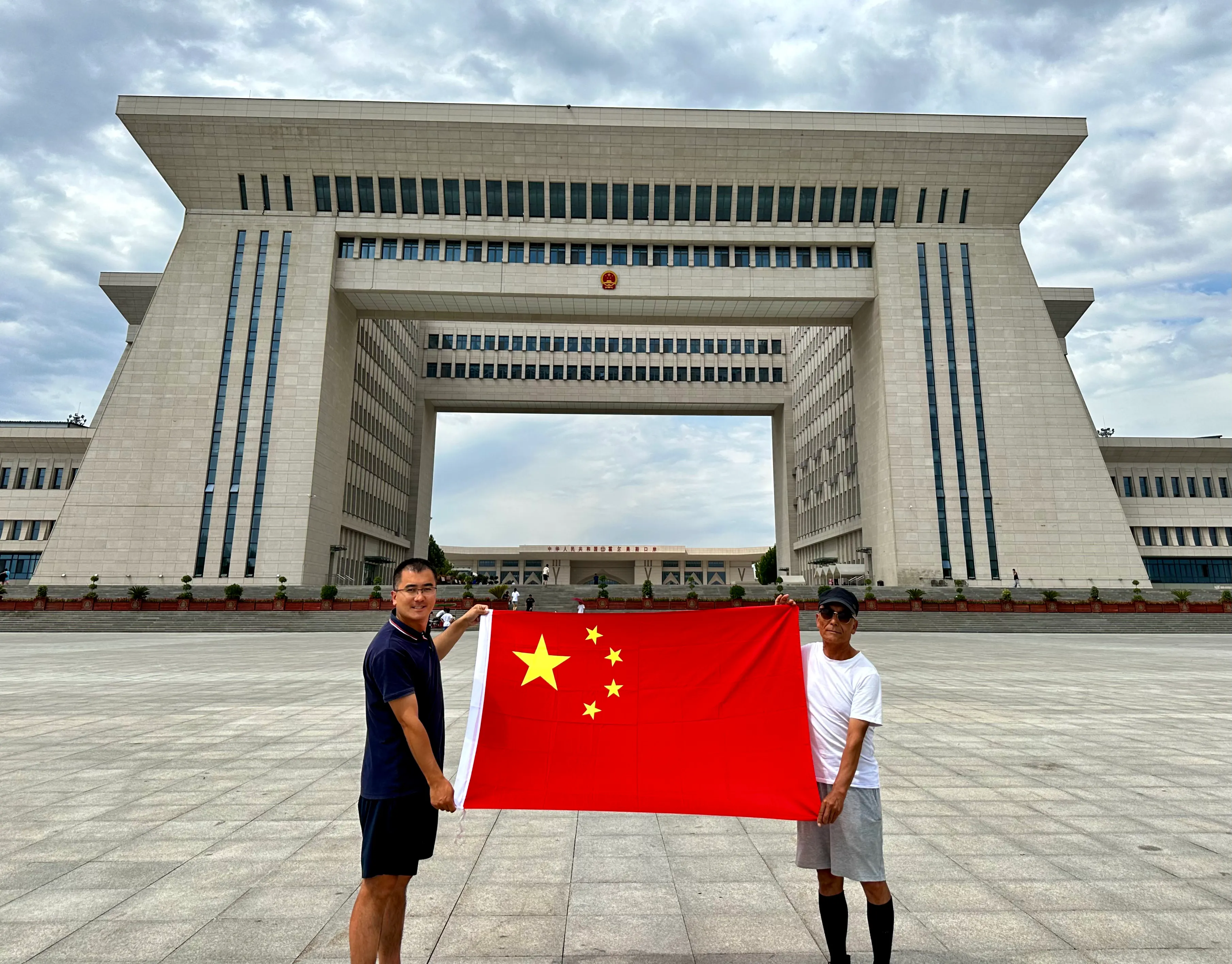 终于在哈国海关边检人员极不情愿的情况下，几经周旋，成功在ATA单证册上加盖了哈国