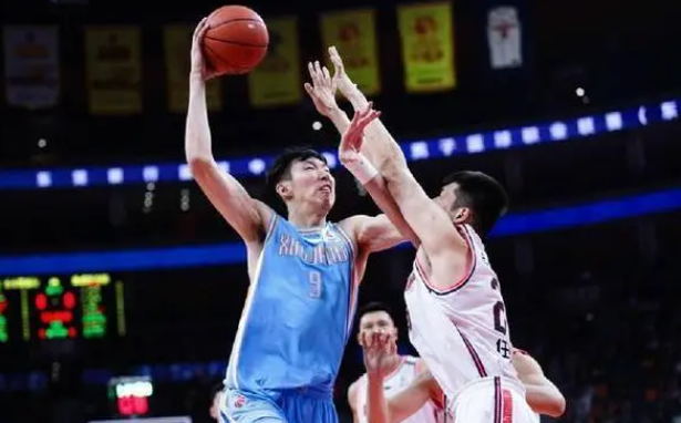 今晚新疆胜北京获七连胜，CBA最新排名如下
1、新疆队：15胜3负
2、广东队：