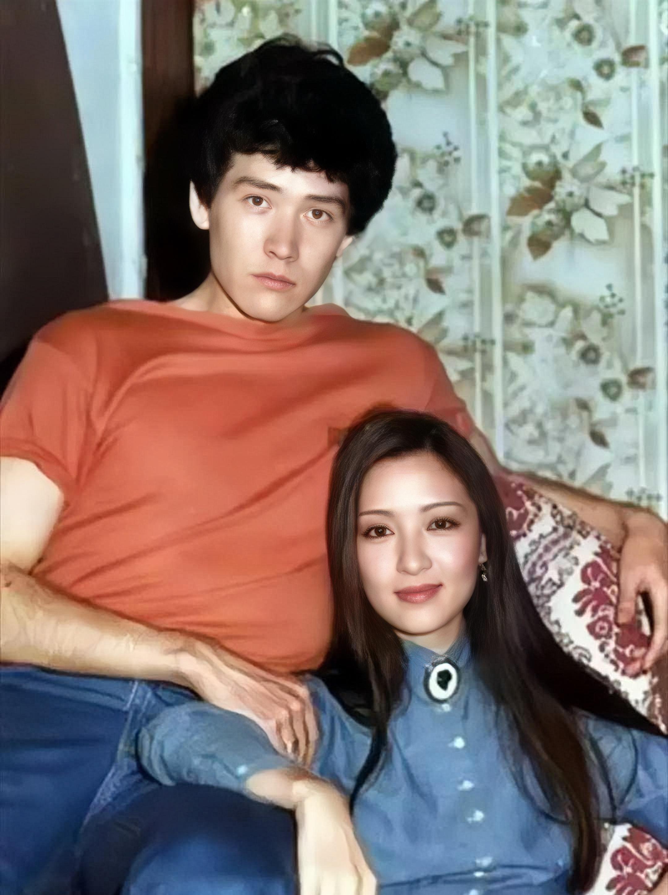 1989年，当时年仅29岁的费翔和36岁的胡因梦曾一起拍摄了一张老照片。当时他们