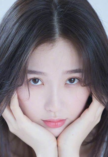 #虞书欣亲杨天真#
希望我们都能把余下的日子过得丰盈且精致，迎着今冬的暖阳，剪一