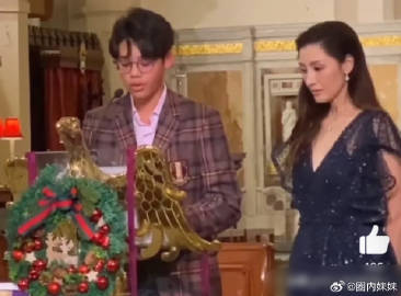 李嘉欣带12岁儿子许建彤参加圣诞前的朗读会，许建彤已经超过妈妈李嘉欣的身高，身材