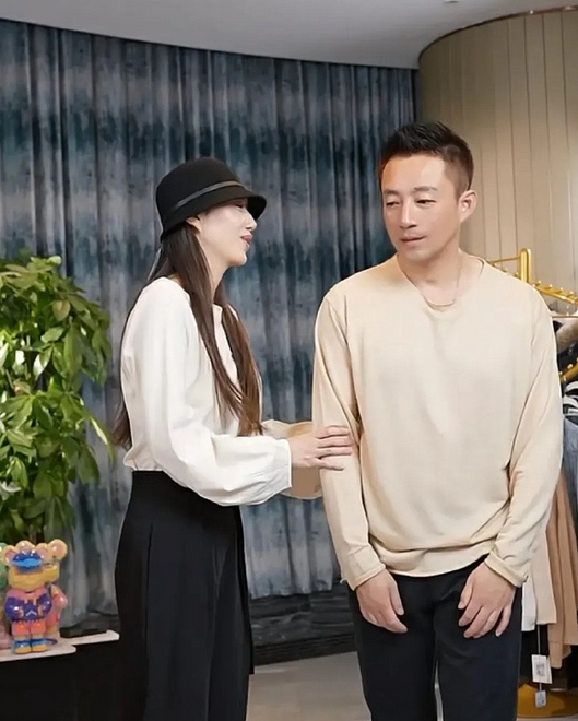 汪小菲终于不卖酸辣粉了，改行和网红美女直播卖衣服了。不过他的表现可以用呆头呆脑来