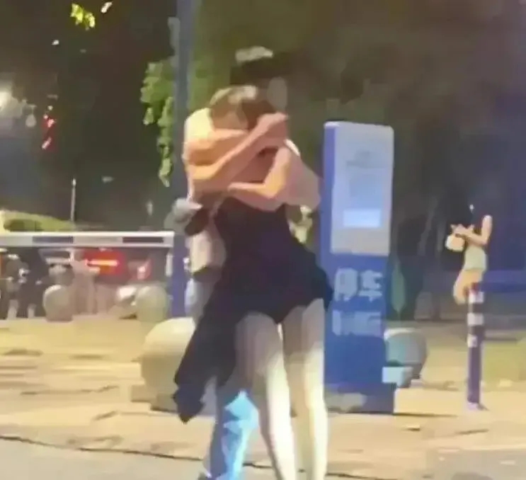 放手吧，看女人的这身装束，就不是一般人能hould住的