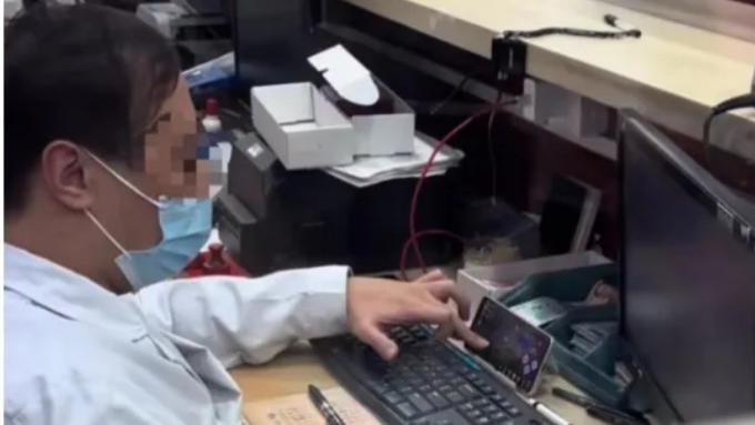 上海华山医院窗口工作人员边上班边玩手机引发关切，民众期待医院重视服务质量