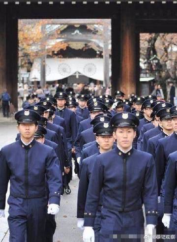 日本自卫队青年军官参拜靖国神社。加速吧。解放军都已经饥渴难耐了。日本法西斯复活啦