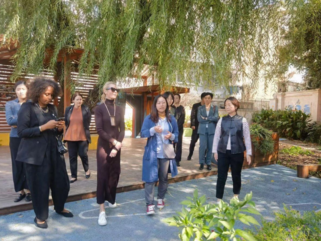 被纽森夫人又美到了，新造型又穿针织裙，好身材穿出曼妙身姿又明艳动人，比之前穿枣红