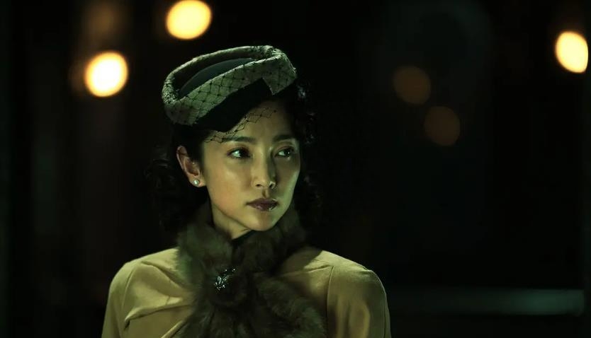 他们都是华谊旗下艺人兼股东,自从出演《风声》后,李冰冰觉得黄晓明可