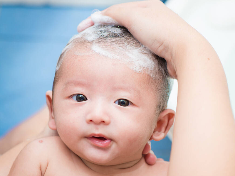 #宝妈育儿交流# 想要温和、干净地清理掉头垢，还是要注意正确的方式：

1、软化