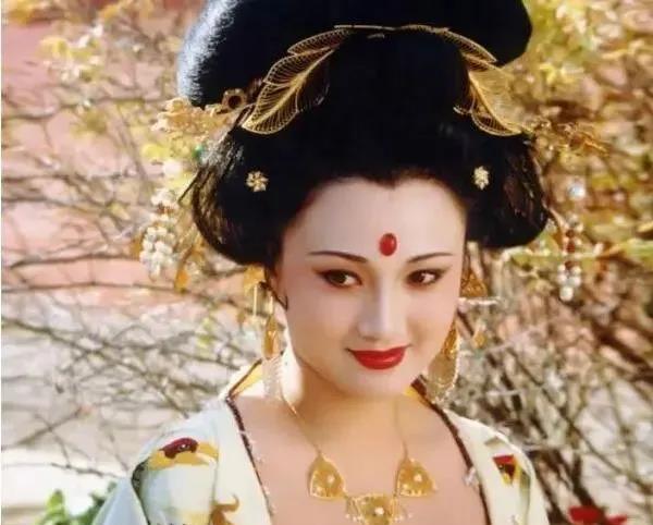 杨贵妃同寝的唐玄宗却对杨贵妃的呼噜声丝毫不 意，甚至对此产生了一种依赖，每晚只有