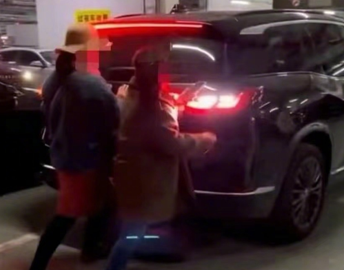“这是车位，不是人位，你敢占我就敢撞！”2个女子想要用“人肉”的方式去占车位，可