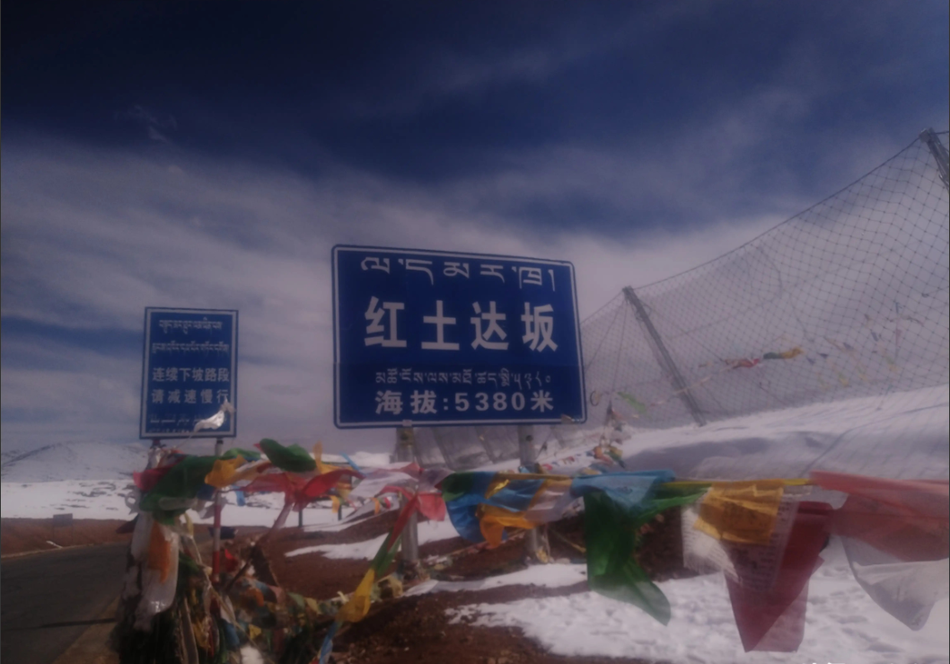 大雪来袭，天津的中小学应该停课吗
大雪来袭中小学不应该停课。
首先，学校和教育管