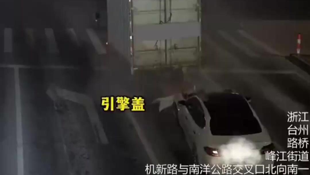 开车开小差，小车追尾前方货车