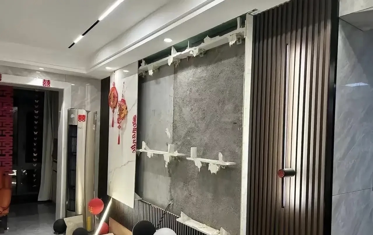 是不是电视机太重了，还是墙太脆弱了，奉劝大家，还是实打实刮腻子吧，其他不要尝试了