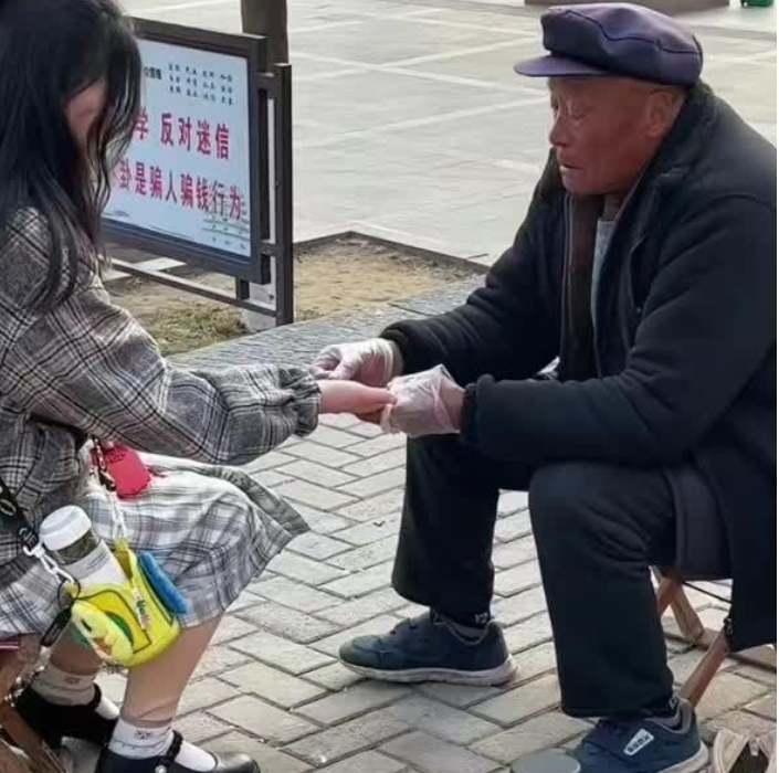 叔叔看了他的手相后，竟然哭了。 谁能告诉我发生了什么事吗？
