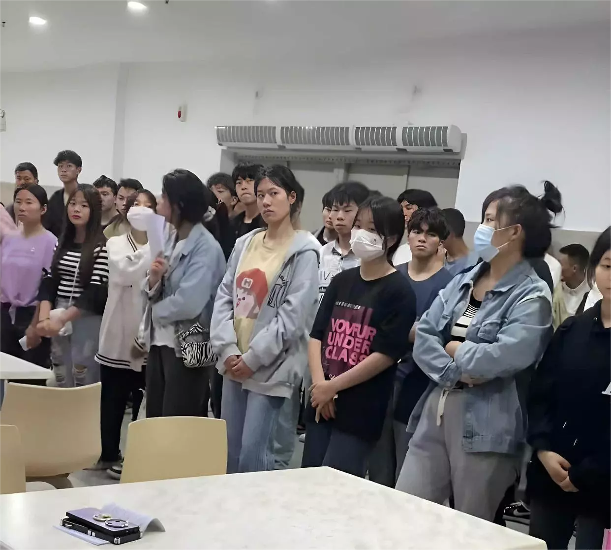 他们只是在工厂里干活，怎么一个个看上去都那么苦涩怨恨啊！