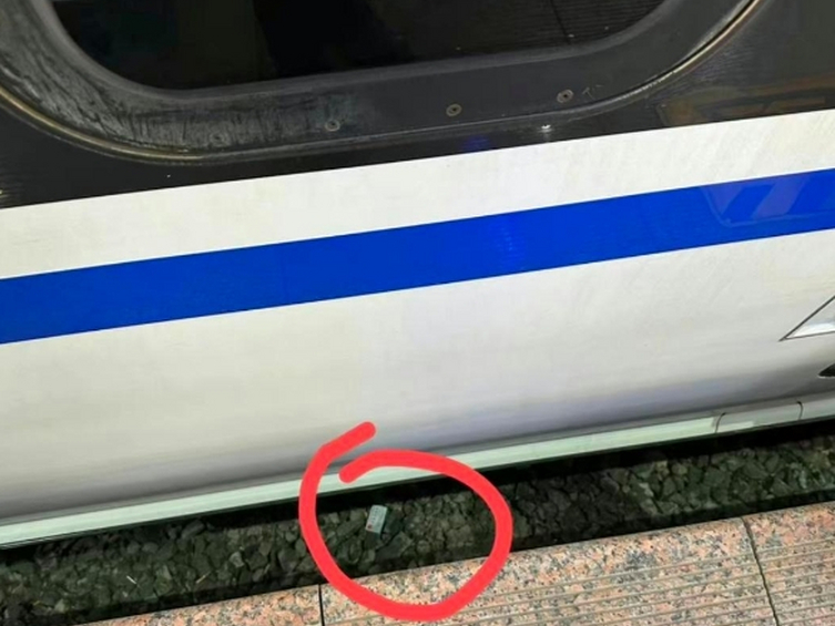 谁的身份证啊？看来从此世界上又多了一个伤心的人！