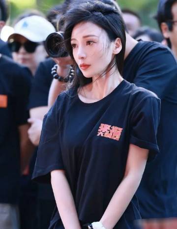 柳岩，瘦了之后好显年轻
