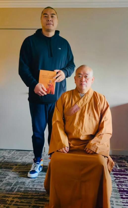 拳击明星张志磊拜师释永信，让粉丝们难以理解。有人说张志磊被资本裹挟，失去了初心，